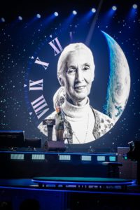 Primatologička a antropologička Jane Goodall na pódiu na festivale Starmus pred svojou zväčšenou podobizňou.