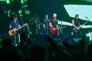 Kapela The Offspring na pódiu v TIPOS Aréne v Bratislave v rámci festivalu Starmus.