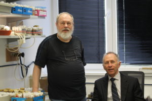 Profesor Bruce Chase a Dr. Robert Farkaš pózujú v laboratóriu.