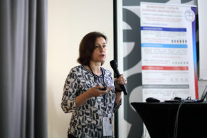 Profesorka Leticia Oliveira-Ferrer pred rečníckym pultom na konferencii IMMUNO-model Second Annual Conference v Bratislave.