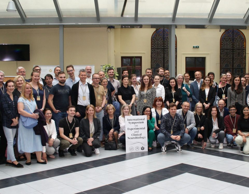 Skupinová fotografia účastníkov 9. medzinárodného sympózium o experimentálnej a klinickej neurobiológii v Košiciach.