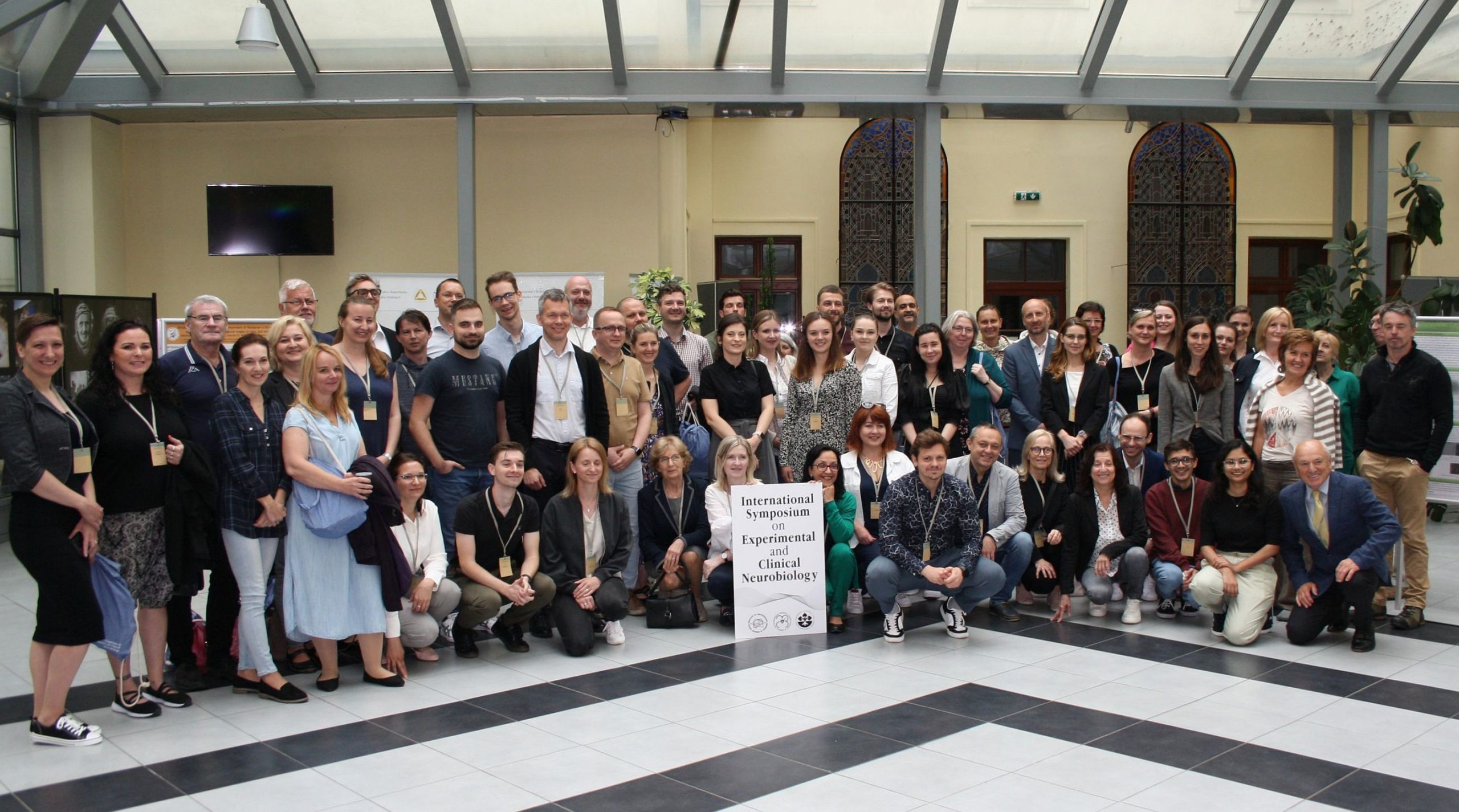 Skupinová fotografia účastníkov 9. medzinárodného sympózium o experimentálnej a klinickej neurobiológii v Košiciach.