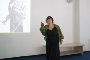 Riaditeľka Akadémie kritického myslenia Hana Skljarszka pred svojou prezentáciou o láskavej komunikácii.