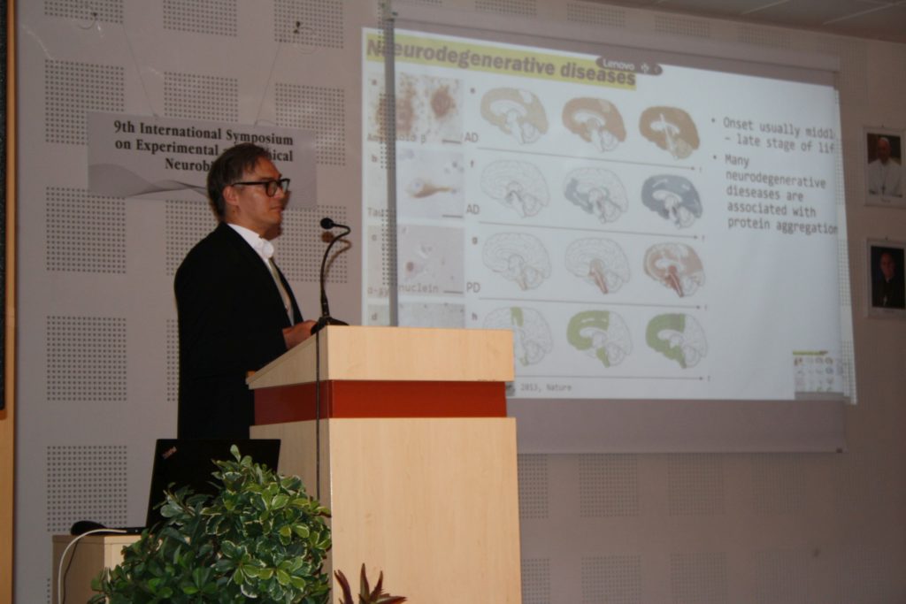 Dr. Marián Hruška Plocháň pri prezentácii na sympóziu o neurobiológii.