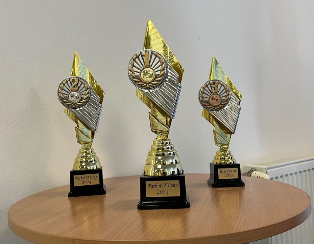 Poháre pre víťazov na prvom ročníku podujatia ParkinSAV-Cup.