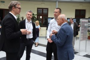 Diskusia vedcov na medzinárodnom sympóziu o neurobiológii v Košiciach.