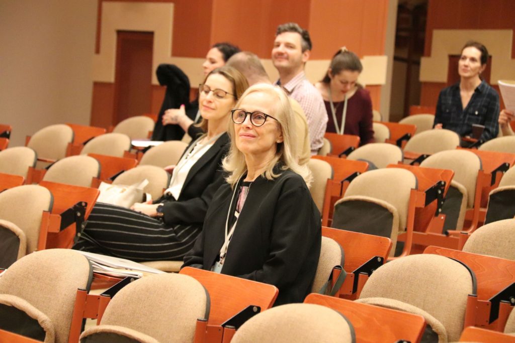 Riaditeľka Biomedicínskeho centra SAV, v. v. i. sedí v hľadisku medzinárodného sympózia o neurobiológii v Košiciach.