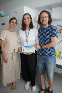 Izabela Mária Hašková s profesorkou B. Ukropcovou a Dr. J. Ukropcom v laboratóriu v BMC SAV, v. v. i. s diplomom a medailou zo súťaže GENIUS Olympiad.