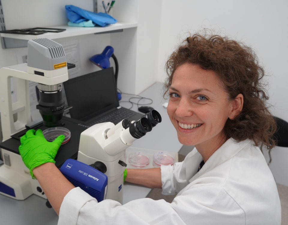 Dr. Marína Cihová, portrét pri práci s mikroskopom v laboratóriu.