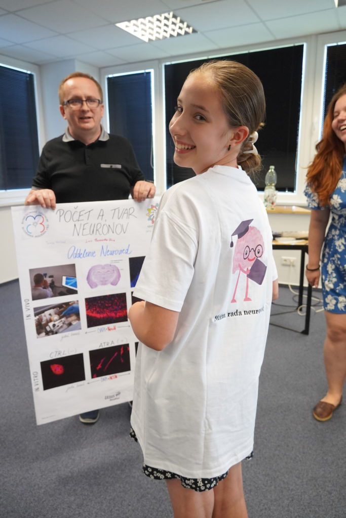 Letná škola mladých vedcov 2024, účastníčka v tričku z oddelenia neurovied.