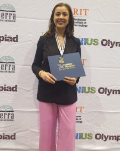 Izabela Mária Hašková s medailou zo súťaže GENIUS Olympiad.