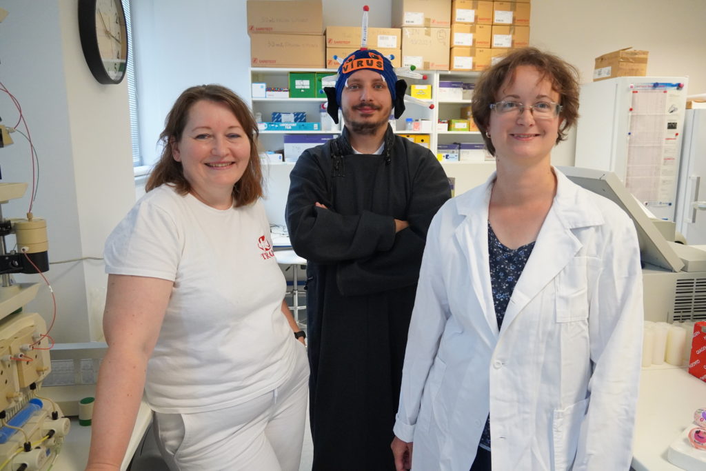 Mgr. Pavlína Bartíková, PhD., RNDr. Katarína Lopušná, PhD. a Mgr. Mário Benko, PhD. z oddelenia imunológie vírusov.