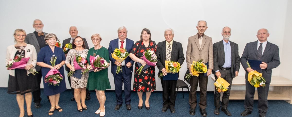 Skupinová fotografia ocenených dlhoročných pracovníkov SAV.