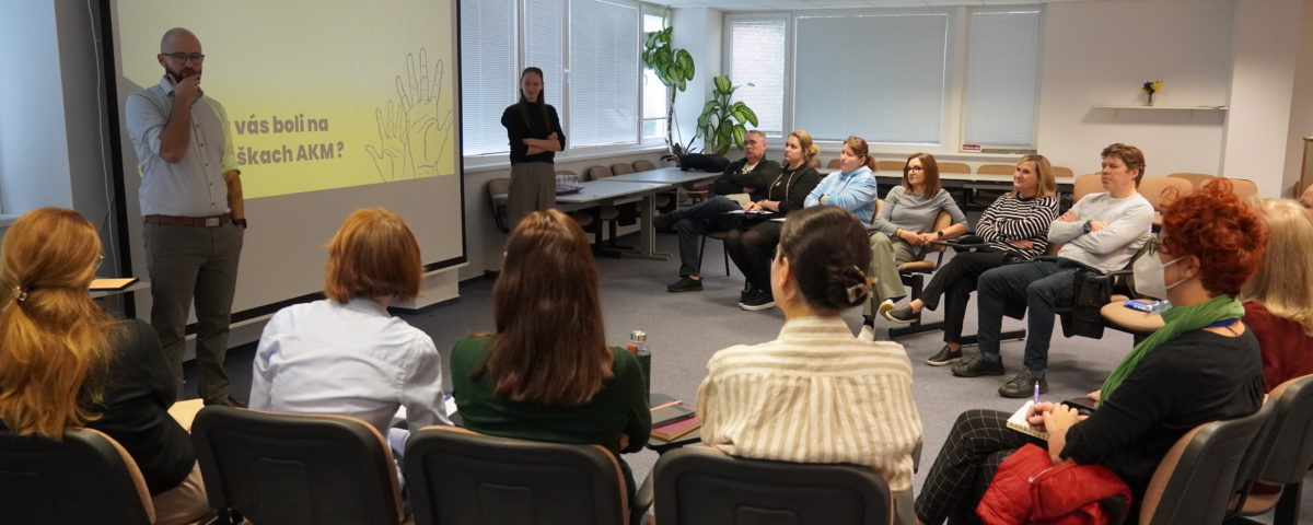 Workshop Leadership, skupinový pohľad na účastníkov a lektora Jakuba Kobelu.