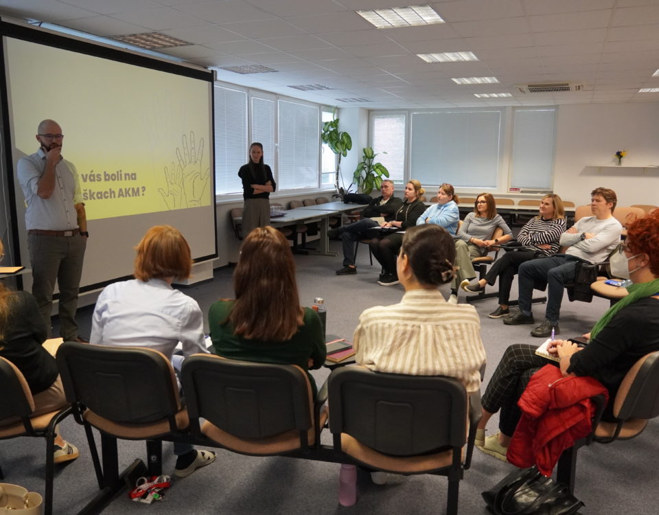 Workshop Leadership, skupinový pohľad na účastníkov a lektora Jakuba Kobelu.