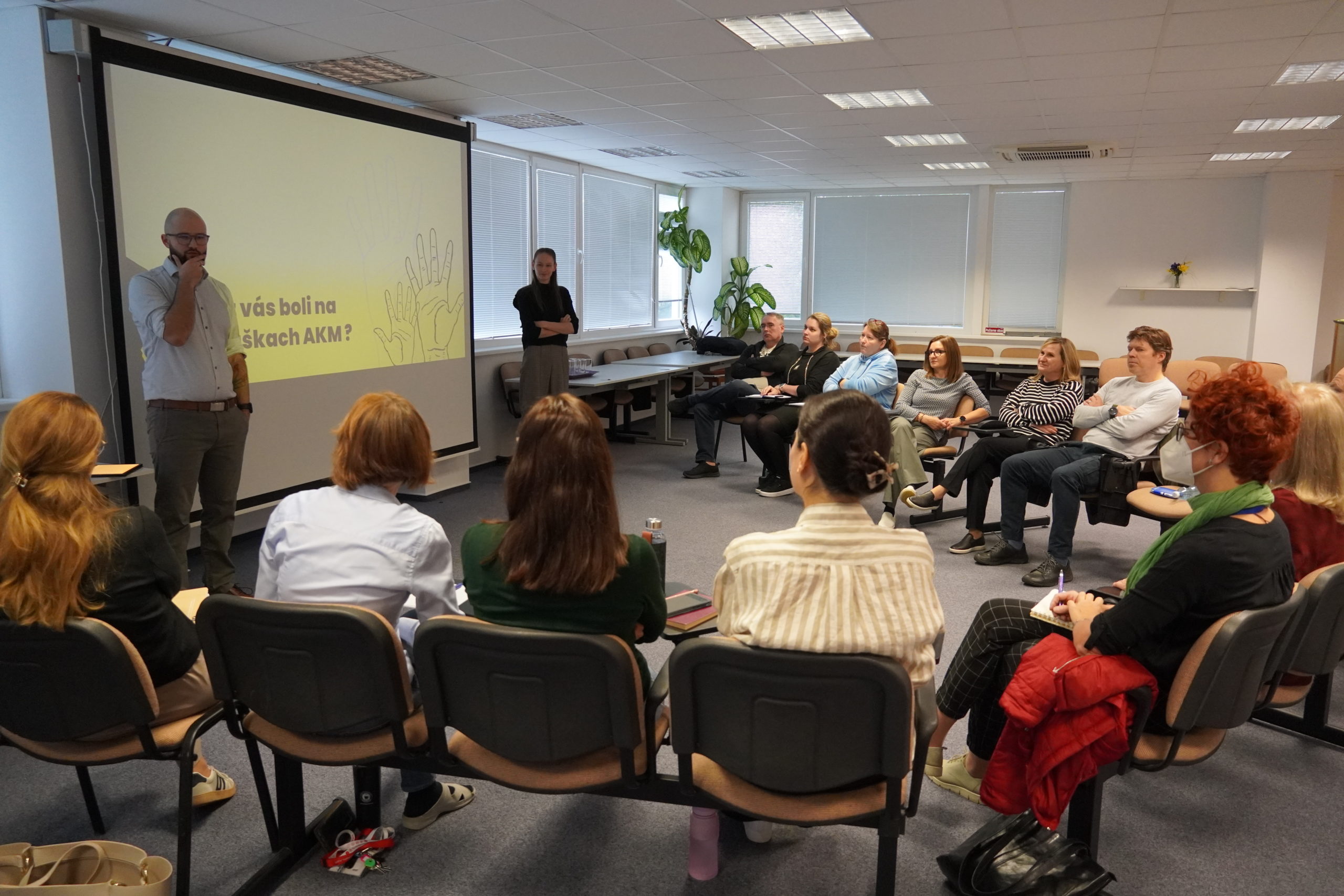 Workshop Leadership, skupinový pohľad na účastníkov a lektora Jakuba Kobelu.