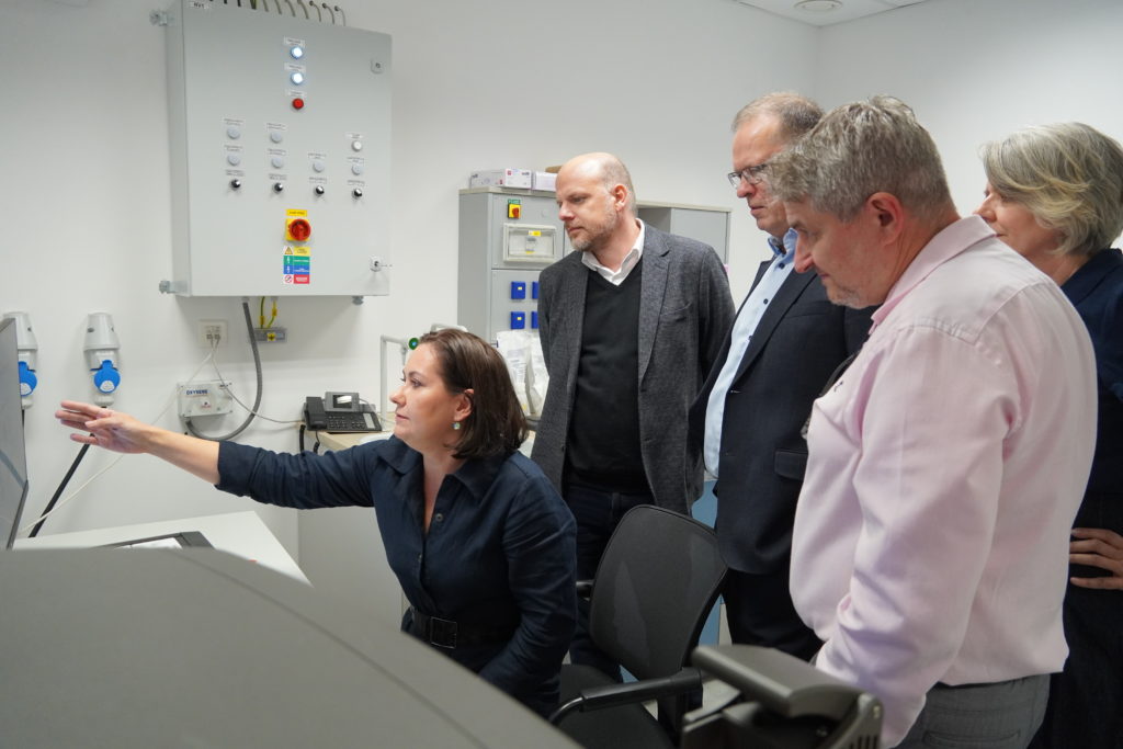 Návšteva Medzinárodného poradného zboru v BMC SAV, návšteva laboratórií. Dr. Jana Jakubíková, členovia ISAB prof. Toivo Maimets (v strede), prof. Ondrej Slabý (vľavo) a vedúci Ústavu experimentálnej onkológie BMC SAV Dr. Miroslav Chovanec.