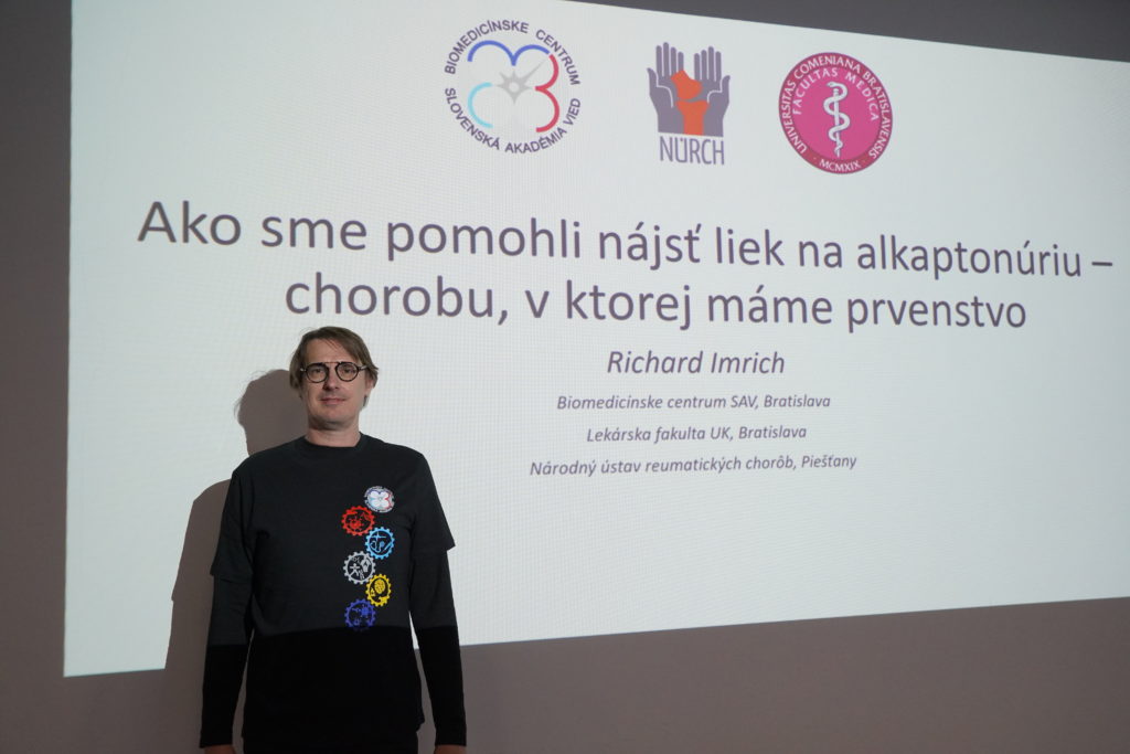 Dr. Richard Imrich pri prednáške o nájdení lieku na alkaptonúriu.