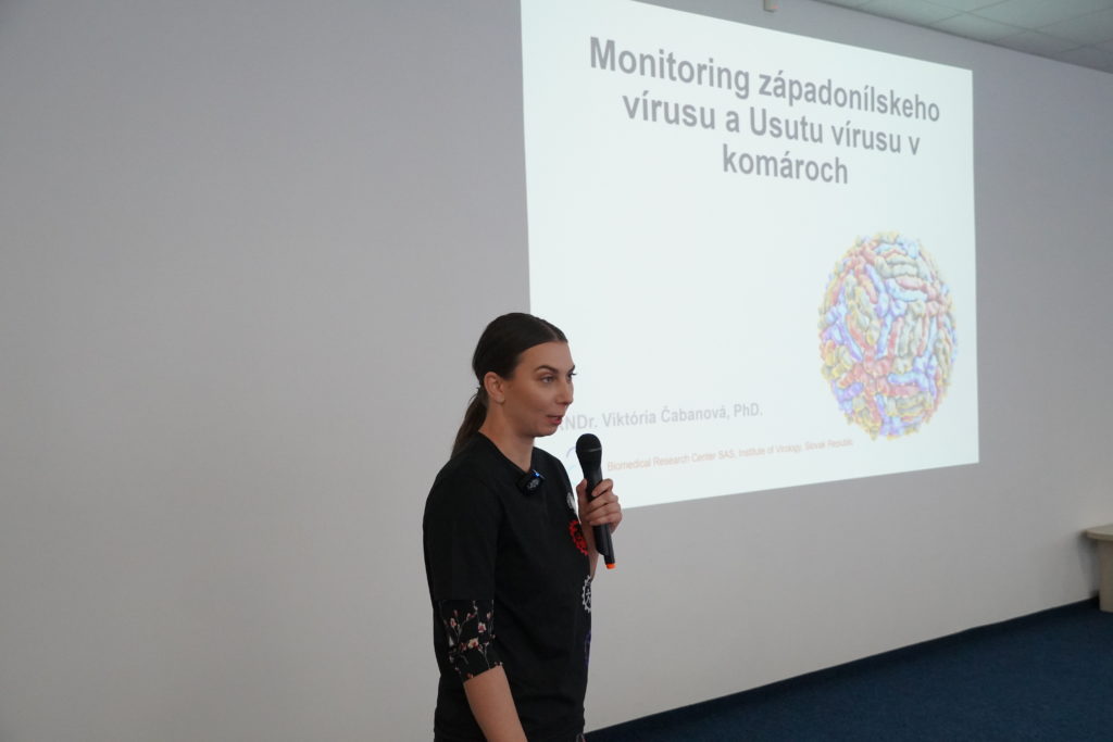 Dr. Viktória Čabanová počas prednášky o celoslovenskom monitoringu vírusov v komároch.