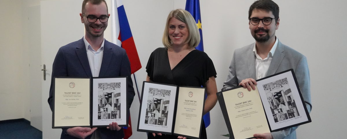 Ocenení zľava Dr. Jan Roška, Dr. Viera Horváthová Kajabová a Dr. Adam Achs.