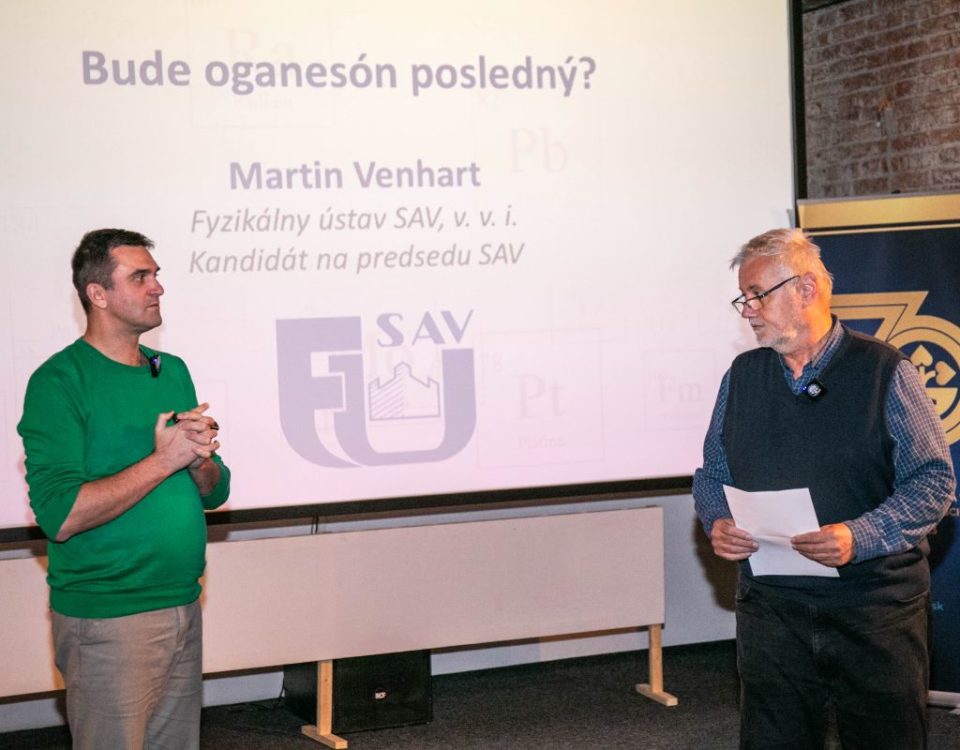 Hosťom košickej kaviarne bol podpredseda SAV Dr. Martin Venhart (vľavo). Na snímke s dušou košických kaviarní, Dr. Jánom Gálikom, riaditeľom Neurobiologického ústavu BMC SAV.