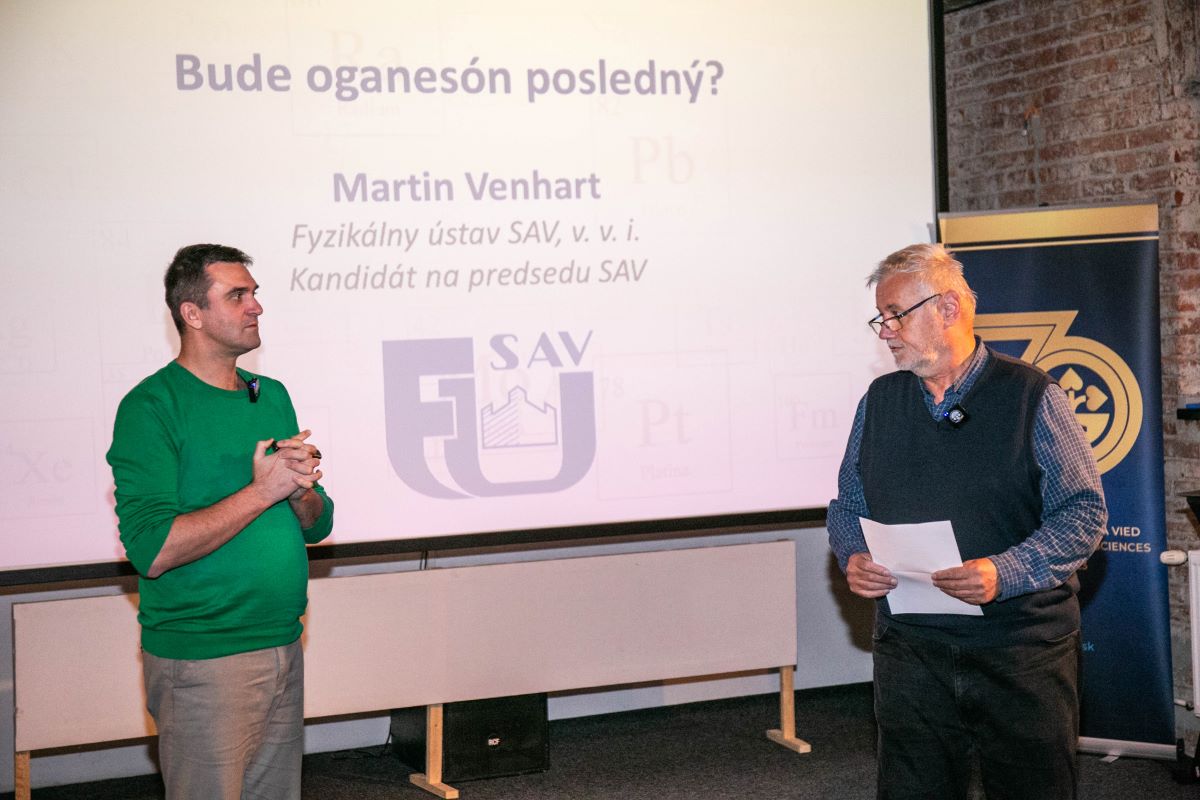 Hosťom košickej kaviarne bol podpredseda SAV Dr. Martin Venhart (vľavo). Na snímke s dušou košických kaviarní, Dr. Jánom Gálikom, riaditeľom Neurobiologického ústavu BMC SAV.