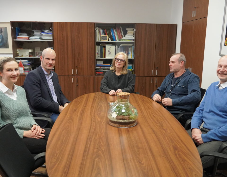 Rokovanie s koordinátormi projektu ZOE, zľava prof. Nadja Kabisch z Leibniz Universität Hannover, prof. Jan Felix Drexler zo Charité – Universitätsmedizin Berlin, generálna riaditeľka BMC SAV prof. Silvia Pastoreková, riaditeľ Virologického ústavu BMC SAV Dr. Juraj Kopáček a zodpovedný riešiteľ projektu za BMC SAV Dr. Boris Klempa.